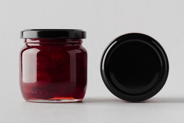 Cherry in jelly with pitted gelatin