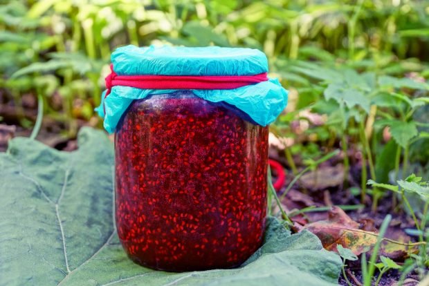 Raspberries with sugar without cooking in the refrigerator