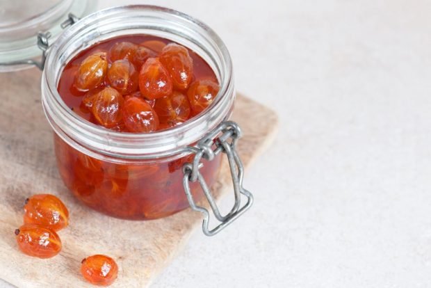 Gooseberries in syrup for winter