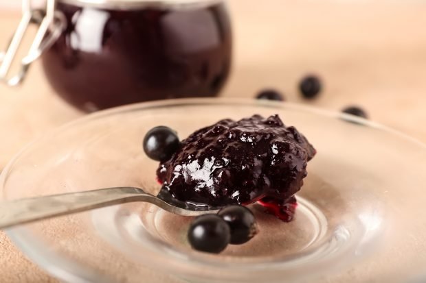 Black currant jelly without sterilization 