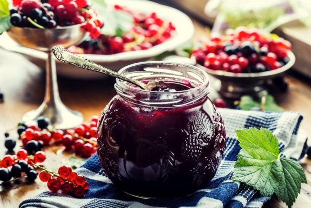 Thick jelly-five minutes of red and black currant – a simple and delicious recipe, how to cook step by step