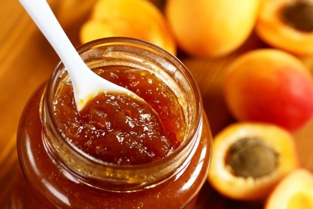 Apricot jam with pectin 