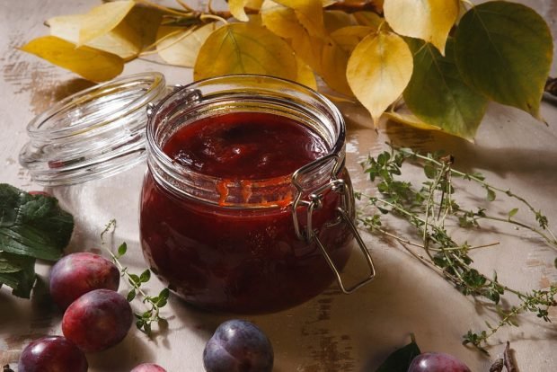 Plum jam with gelatin