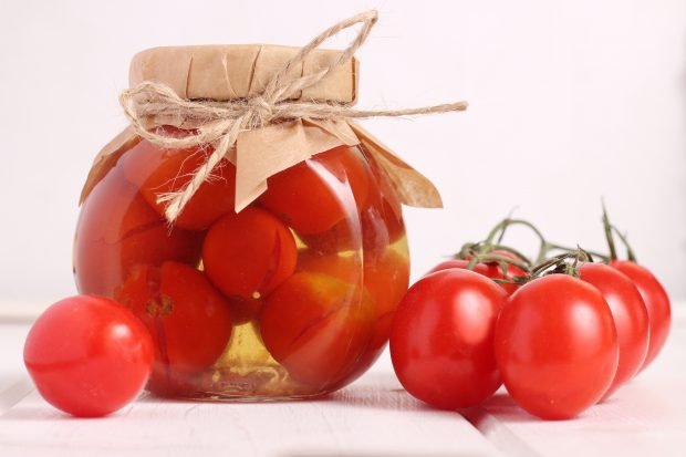 Tomatoes in apple juice for winter