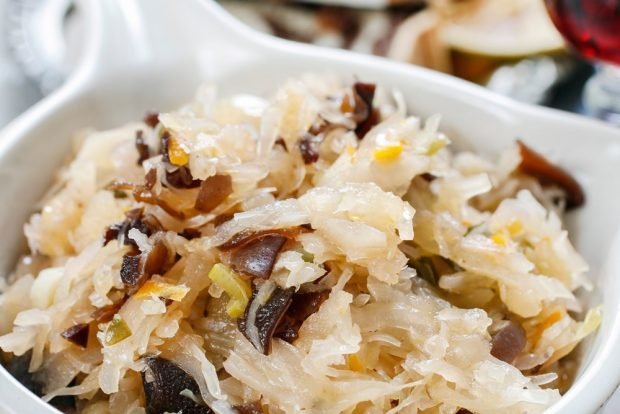 Cabbage salad with mushrooms for winter