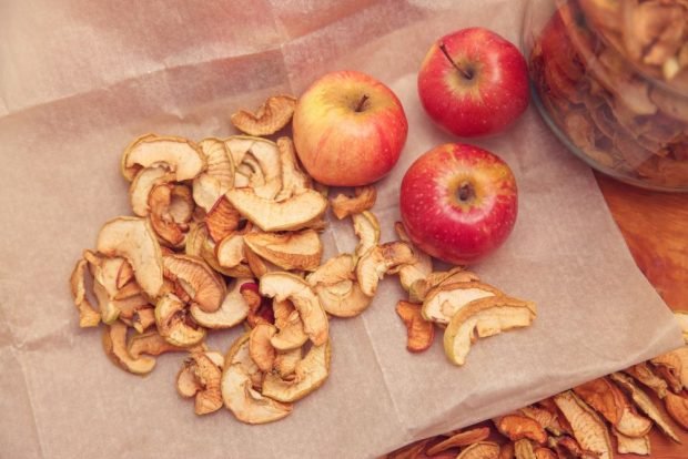 Dried apples in the oven for the winter