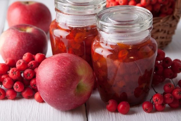 Rowan jam with apples