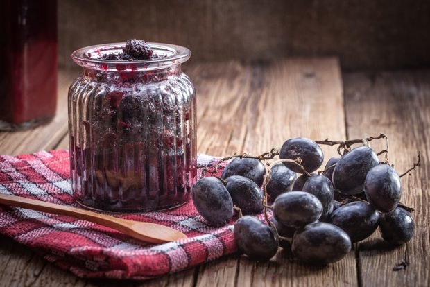 Grape jam with walnut