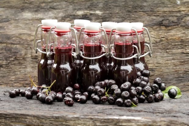 Prune rowan syrup for winter 