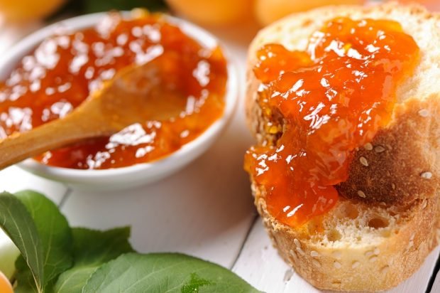 Apricot jam with citric acid 