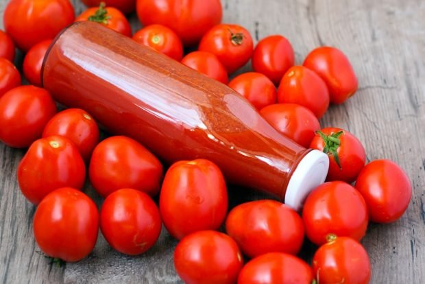 Tomato ketchup with apples and bell pepper for winter 