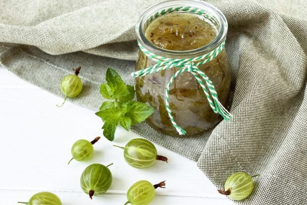 Royal gooseberry jam with cherry leaves 