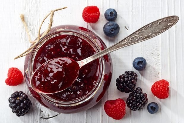 Blueberry jam with raspberries