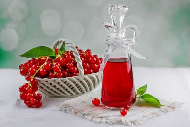 Red currant syrup for winter 