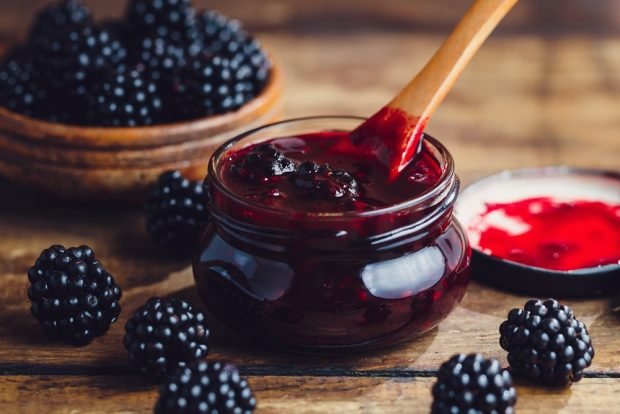 Blackberry jam with orange 