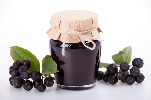 Jam from blackberries with lemon