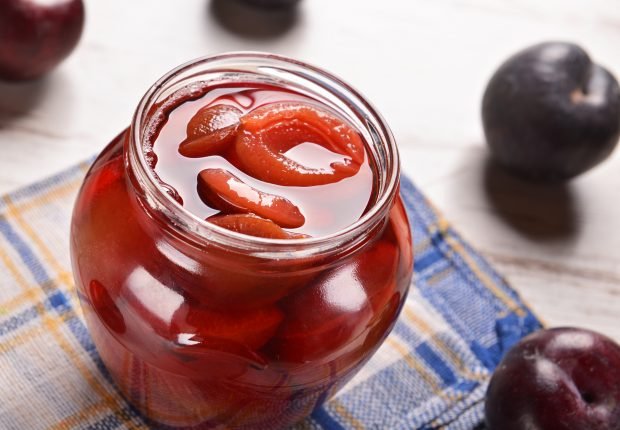 Plums in syrup for winter