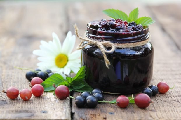 Jam from black currant and gooseberry