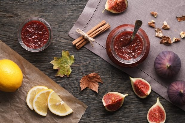 Fig jam with walnuts