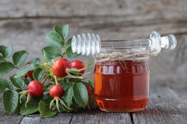 Rosehip juice for winter