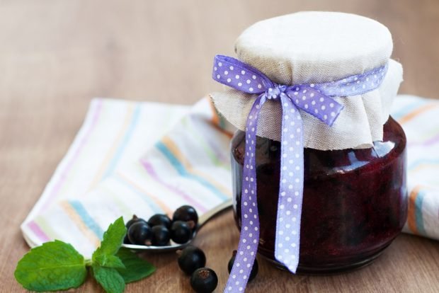 Black currant jam with cherry leaves