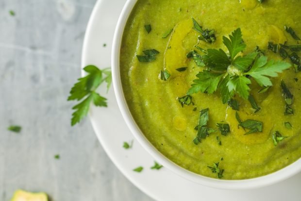 Zucchini cream soup with lemon and mint 