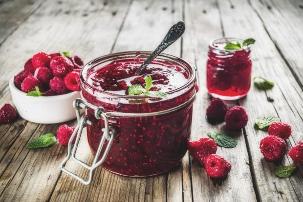 Raspberries with sugar for winter