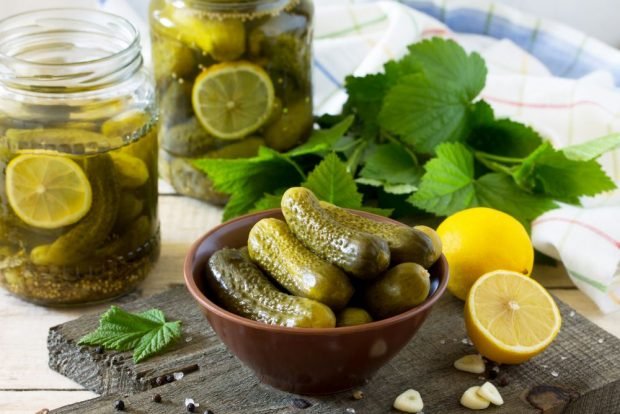 Crispy pickled cucumbers with lemon for winter