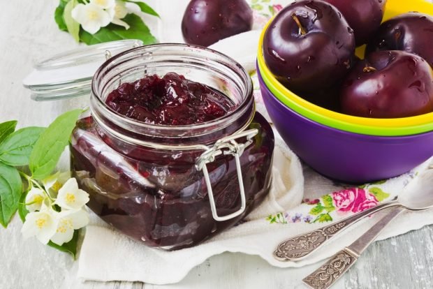 Plum seedless jam in a slow cooker 