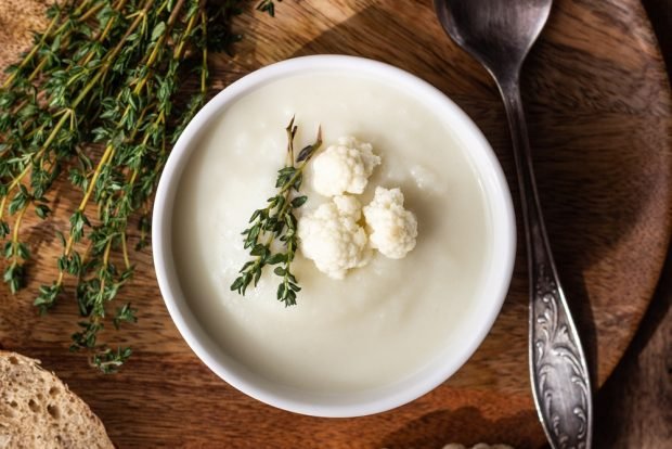 Cauliflower soup with thyme 