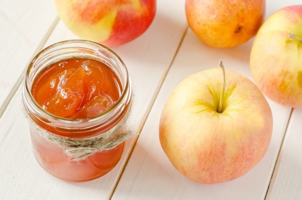 Transparent apple jam slices