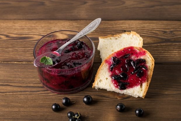 Currant jam in a slow cooker