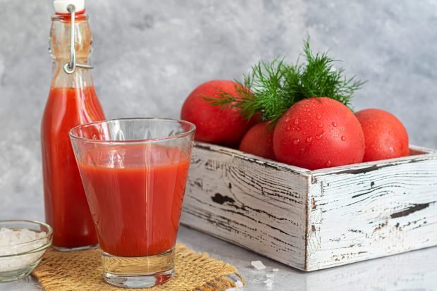 Tomato juice through a juicer for winter