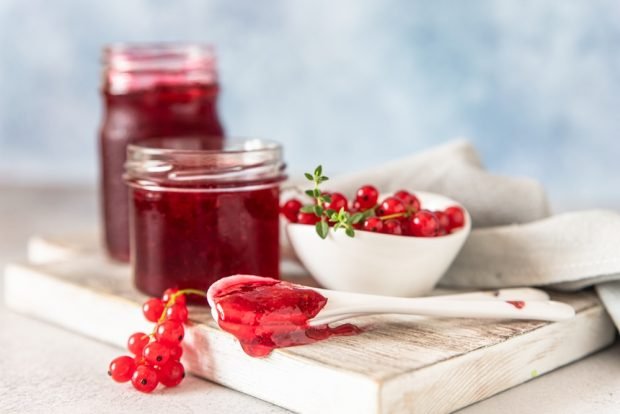 Jam from irga and red currant