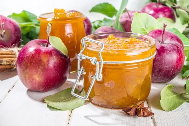 Apple jam with cinnamon 