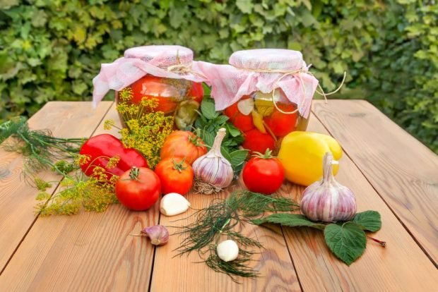 Pickled tomatoes with Bulgarian pepper for winter