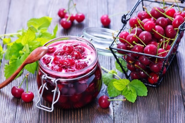 Liquid cherry jam with stones 