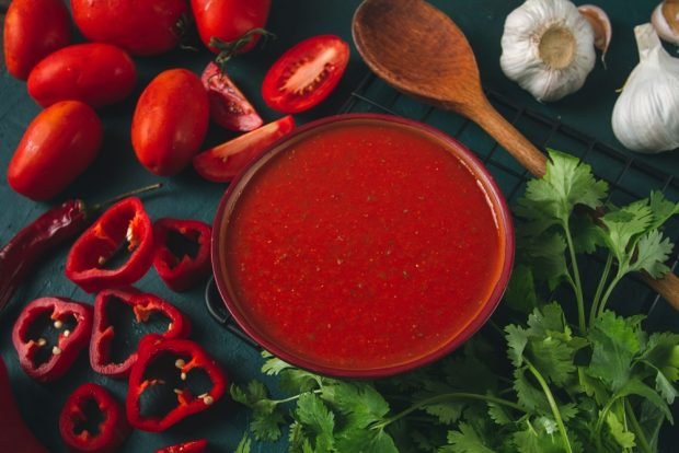 Satsebeli sauce for winter from tomatoes and peppers