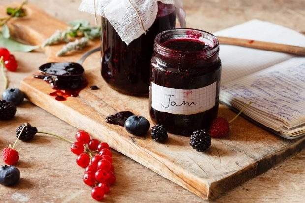 Raspberry and irga jam 