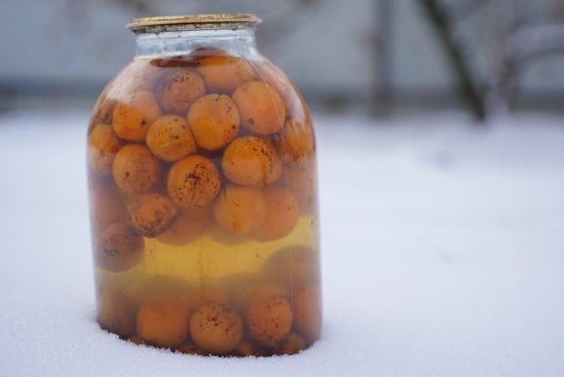 Compote for winter from whole apricots