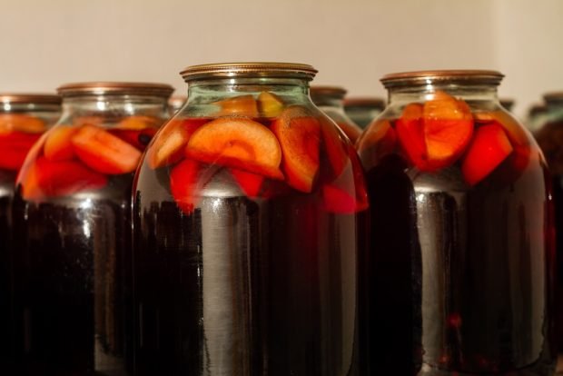 Canned compote of apples and currants