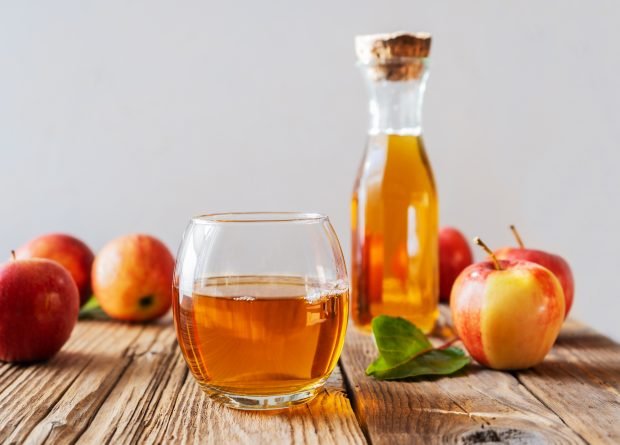 Apple juice for the winter through a juicer 