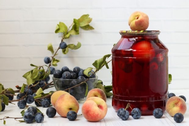 Blackthorn compote with seeds for winter