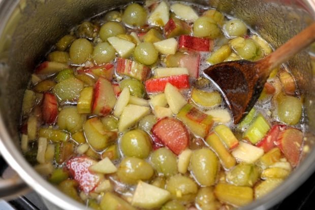 Gooseberry jam with rhubarb