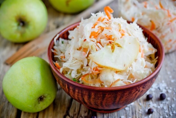 Salad with cabbage and apples