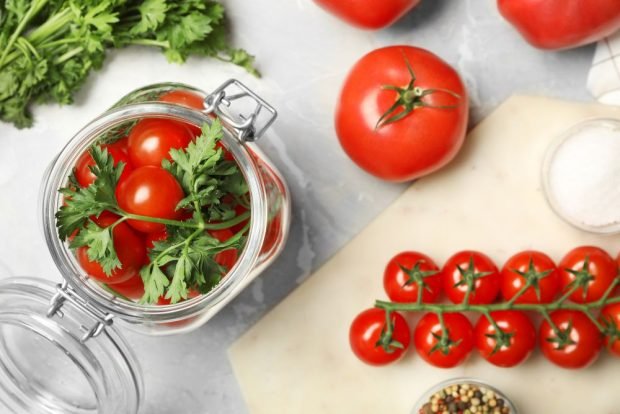 Tomatoes with parsley for winter