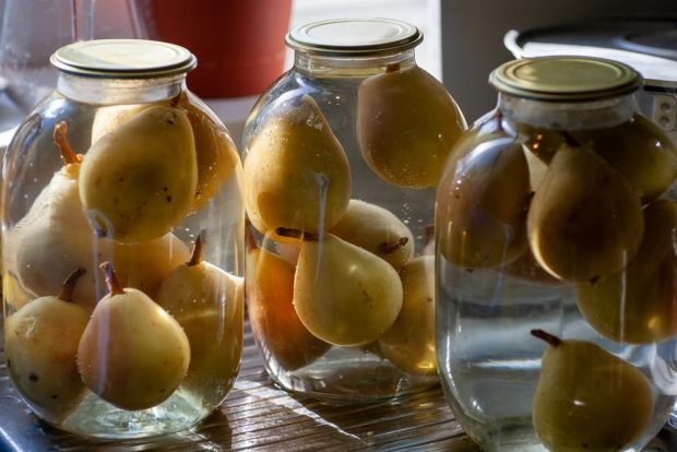 Compote of whole pears for winter