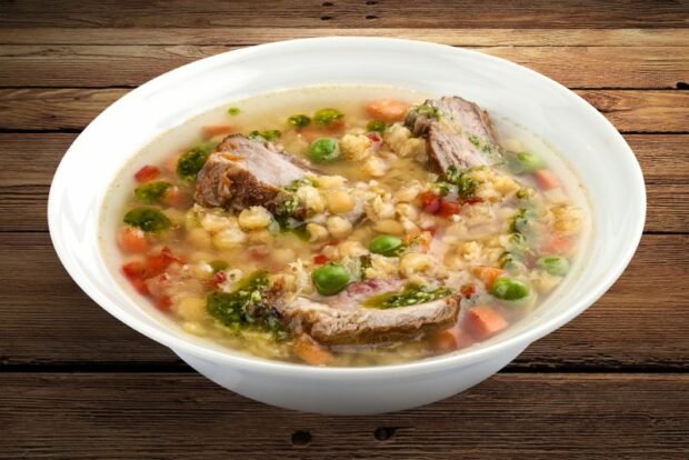 Pea soup with smoked pork ribs 