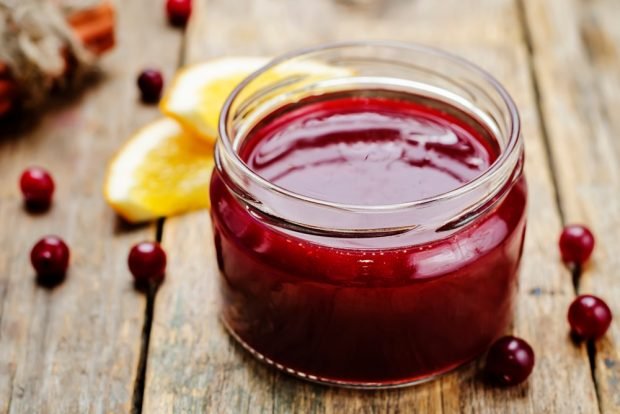 Cranberries with honey and lemon for winter