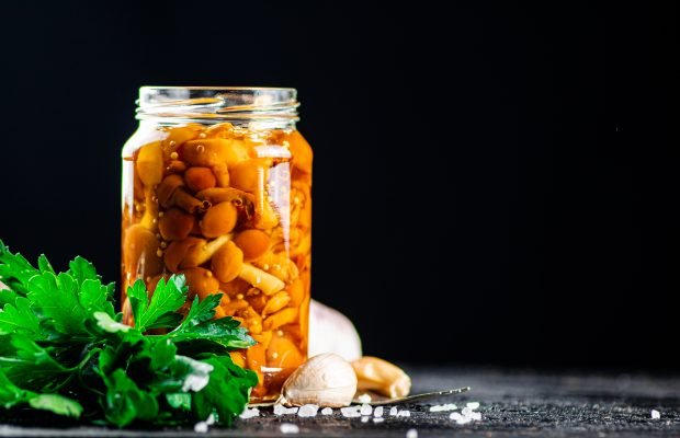 Pickled honey mushrooms with vinegar without sterilization